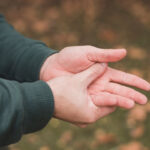 Drętwienie palców u rąk – przyczyny, objawy i skuteczna fizjoterapia